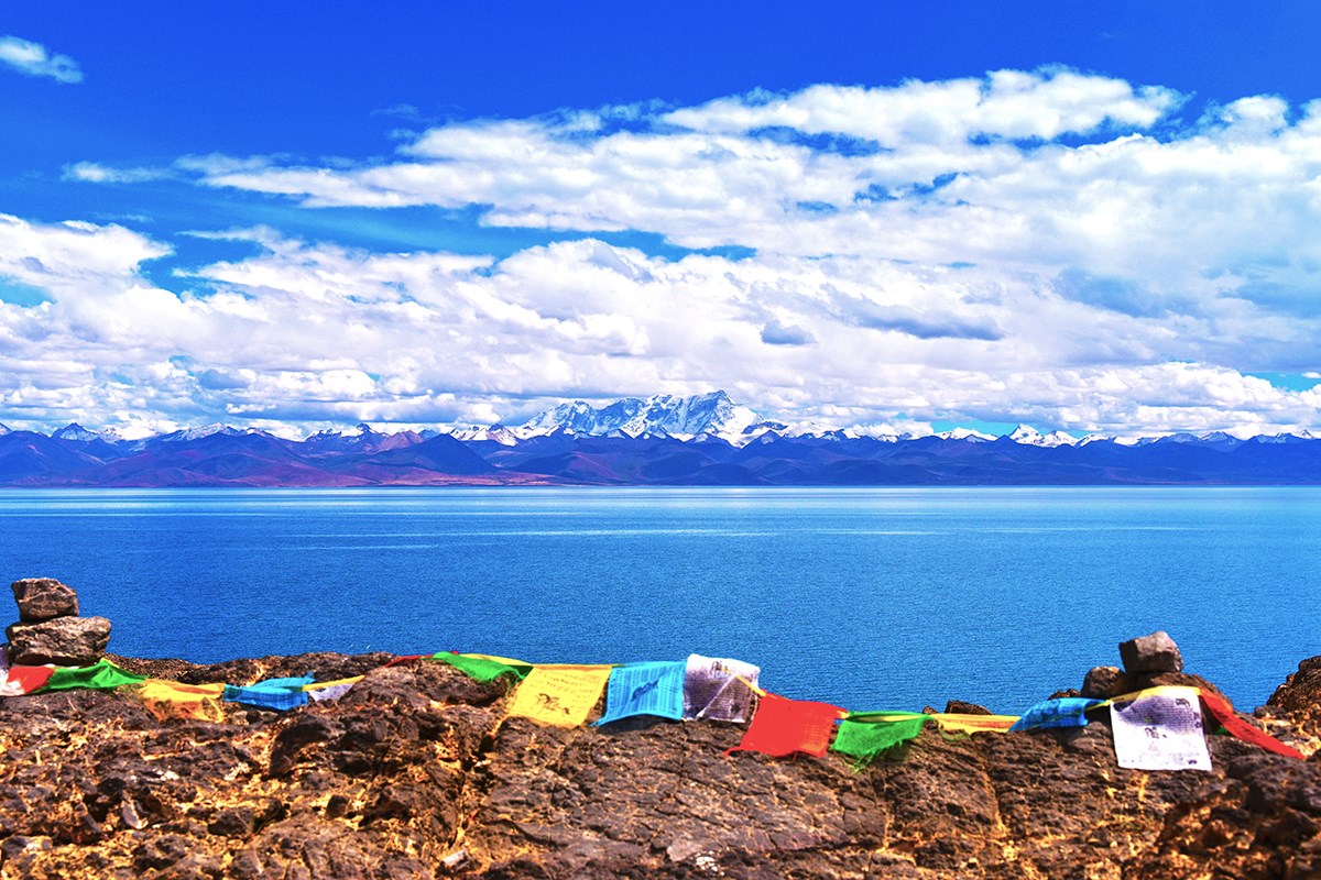 Nam Tso Lake with Nianqingtanggula | Photo by Liu Bin
