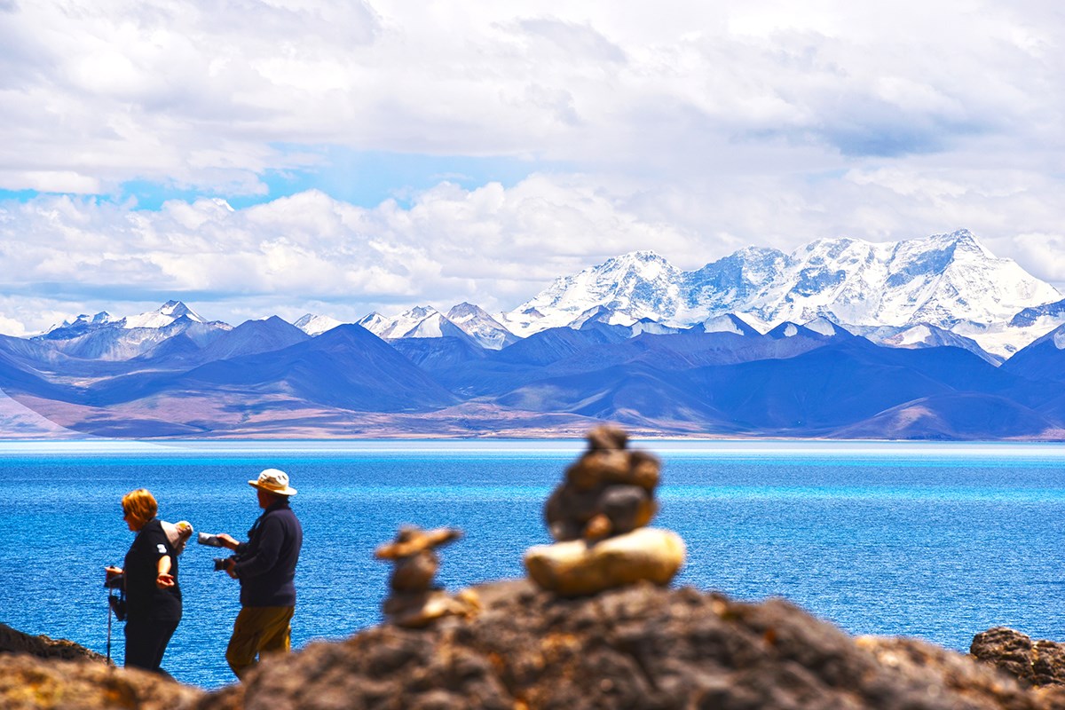 Nam Tso Lake with Nianqingtanggula | Photo by Liu Bin