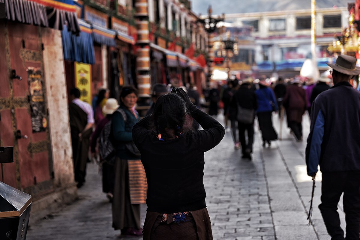 Believers at Barkhor Street | Photo by Liu Bin 